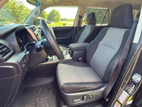 Used 2016 Toyota 4Runner 4WD image 2