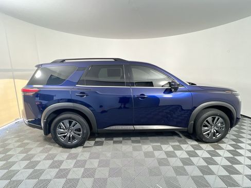 Used 2024 Nissan Pathfinder SV w/ SV Premium Package FWD image 2
