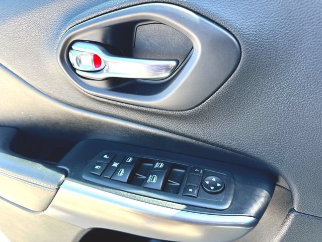 Used 2020 Jeep Cherokee Latitude Plus w/ Cold Weather Group AWD/4WD image 23