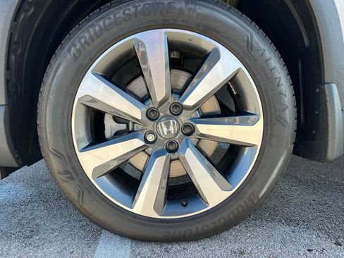Used 2025 Honda Pilot Touring image 13