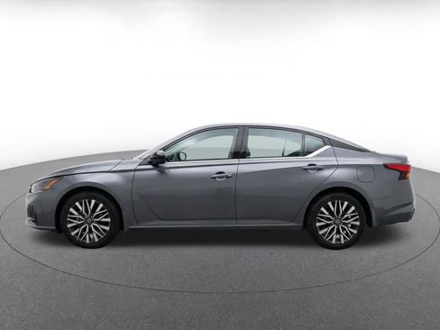Used 2025 Nissan Altima 2.5 SV FWD image 4