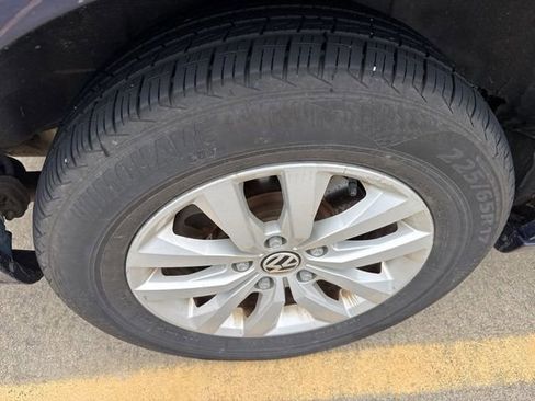 Used 2014 Volkswagen Routan SE FWD image 10