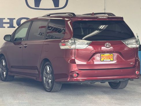 Used 2019 Toyota Sienna SE w/ SE Preferred Package FWD image 5