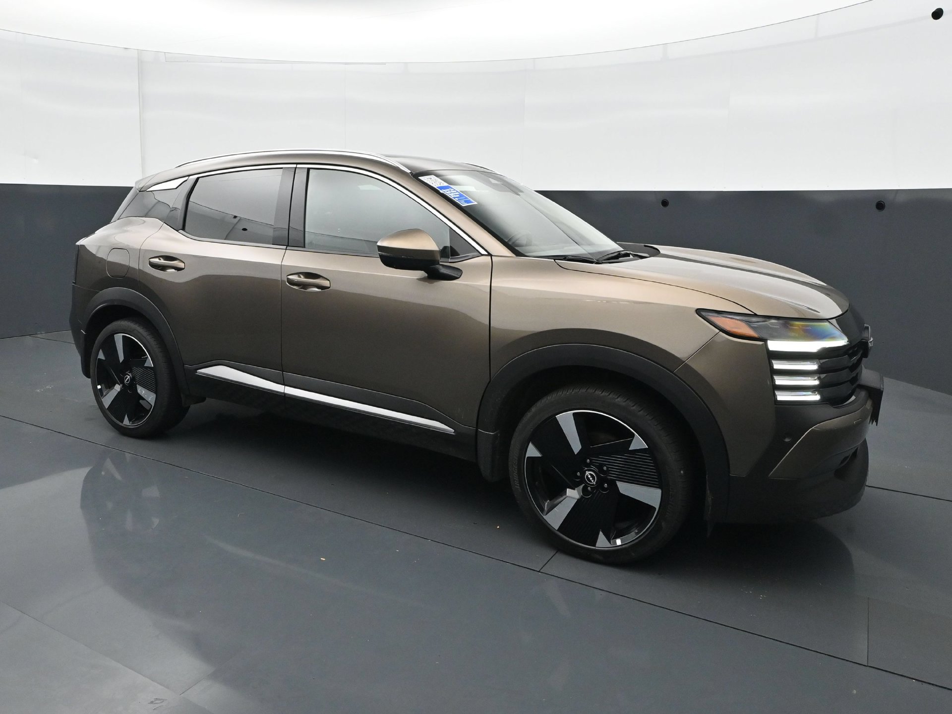 Used 2025 Nissan Kicks SR w/ SR Premium Package AWD/4WD image 9