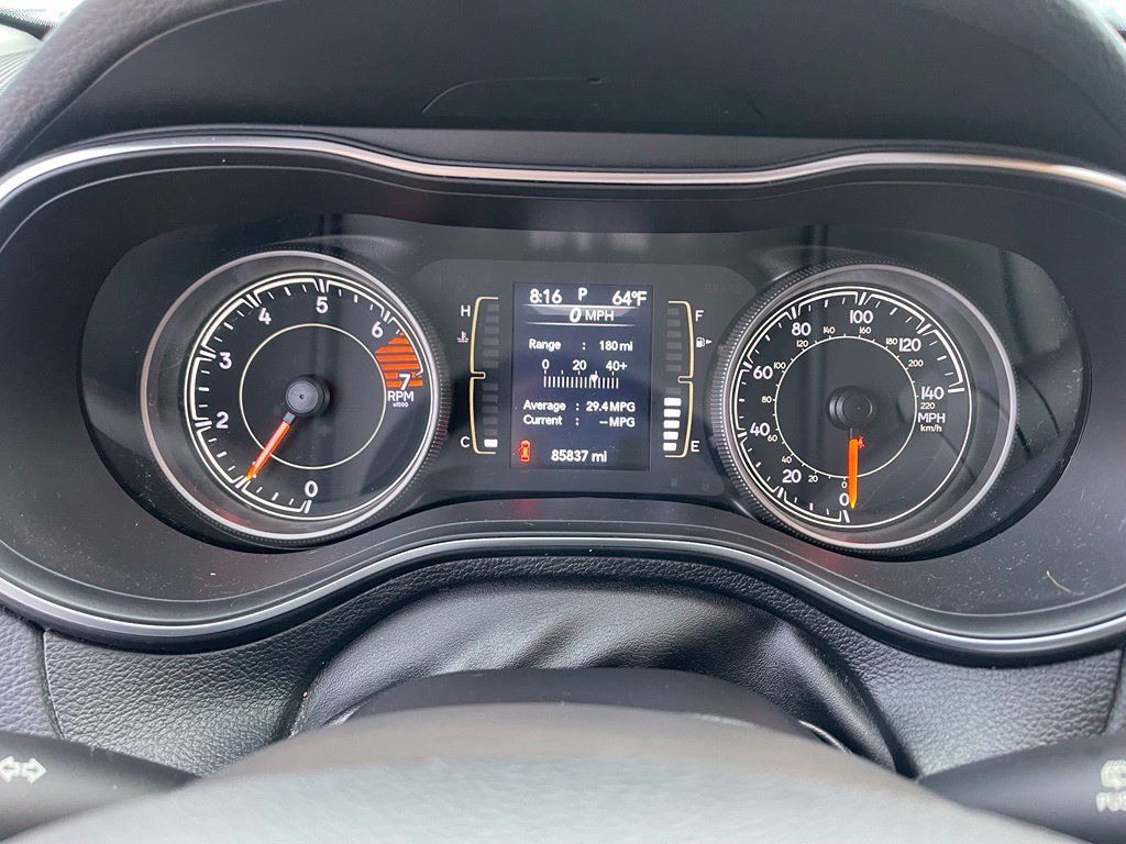 Used 2019 Jeep Cherokee Latitude Plus AWD/4WD image 9