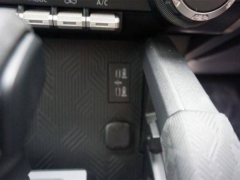 Used 2025 Toyota Tacoma TRD Sport image 14