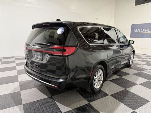 Used 2023 Chrysler Pacifica Touring-L image 5