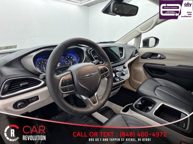 Used 2023 Chrysler Pacifica Touring-L FWD image 18