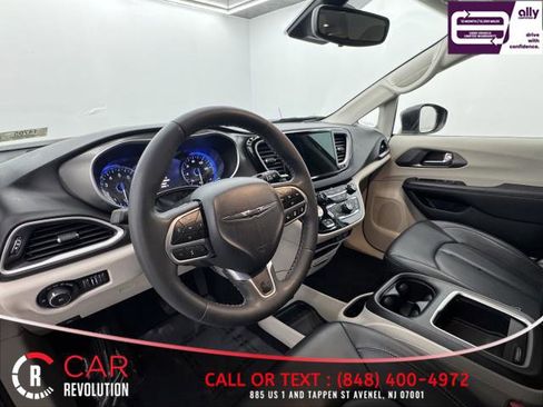 Used 2023 Chrysler Pacifica Touring-L FWD image 18