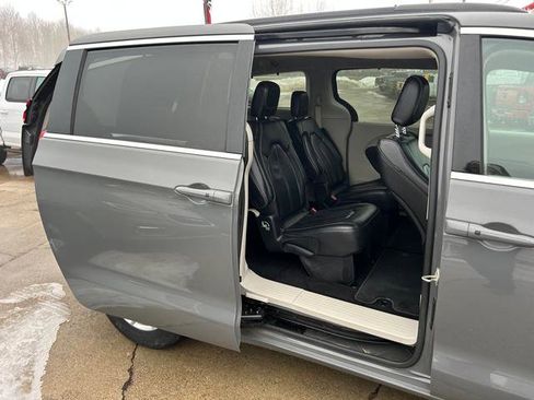 Certified 2022 Chrysler Pacifica Touring-L image 20