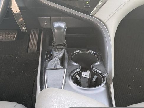 Used 2018 Toyota Camry SE FWD image 17