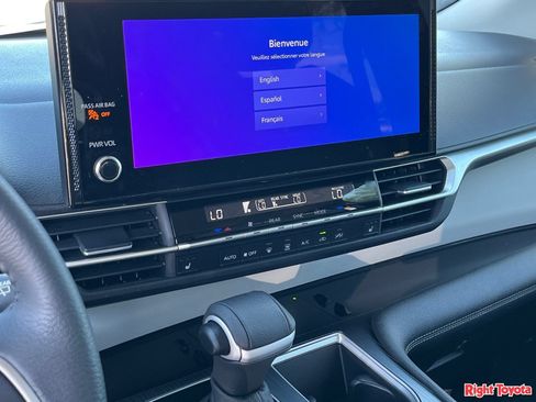 Certified 2025 Toyota Sienna XLE FWD image 28