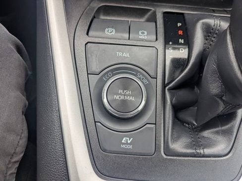 Used 2022 Toyota RAV4 LE AWD/4WD image 30