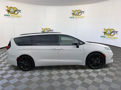 Used 2025 Chrysler Pacifica Limited FWD image 11