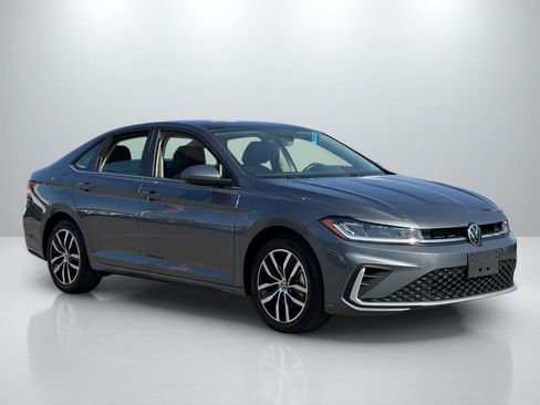 Used 2025 Volkswagen Jetta SE FWD image 10