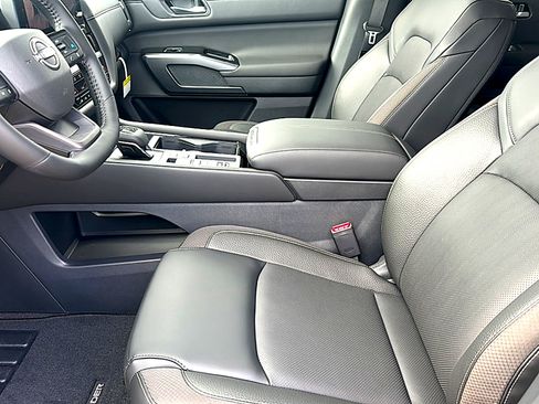 New 2026 Nissan Pathfinder SL FWD image 10