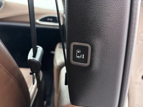 Used 2017 Chrysler Pacifica Limited w/ UConnect Theater Package FWD image 32