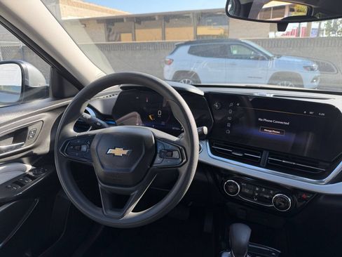 Used 2025 Chevrolet Trax LT FWD image 32