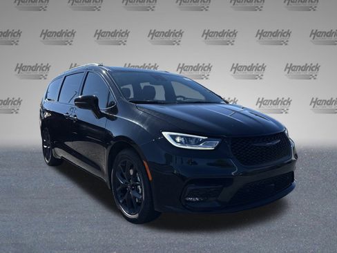 New 2026 Chrysler Pacifica Select w/ S Appearance Package image 2