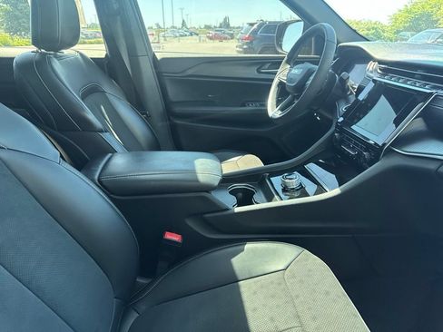 Used 2025 Jeep Grand Cherokee Altitude AWD/4WD image 7