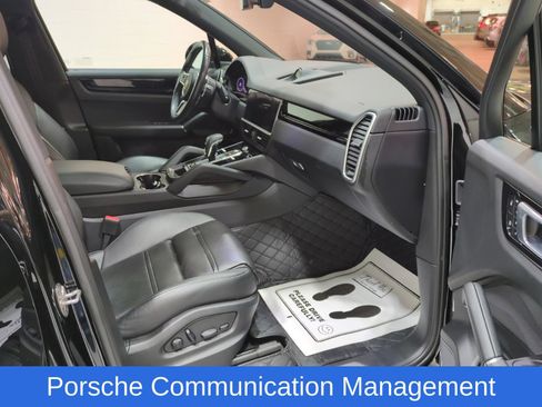 Used 2022 Porsche Cayenne w/ Premium Package AWD/4WD image 9