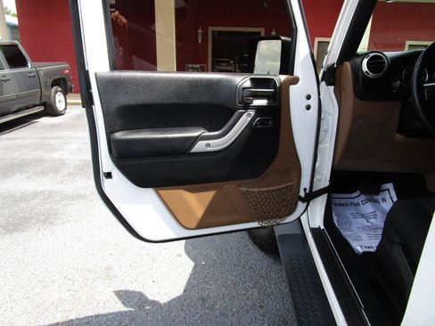 Used 2018 Jeep Wrangler Sahara w/ Dual Top Group AWD/4WD image 13