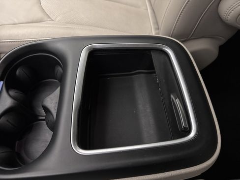 Used 2021 Chrysler Pacifica Touring-L image 42