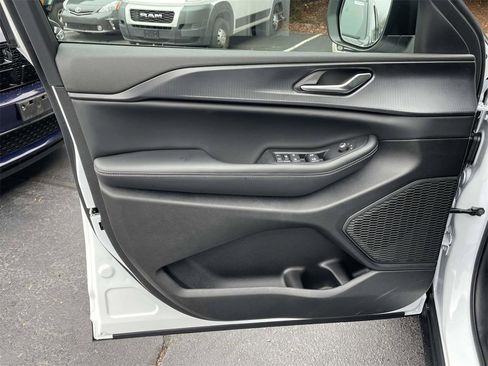 New 2025 Jeep Grand Cherokee Laredo w/ Luxury Tech Group I image 28