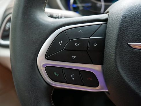 Used 2023 Chrysler Pacifica Touring-L FWD image 17