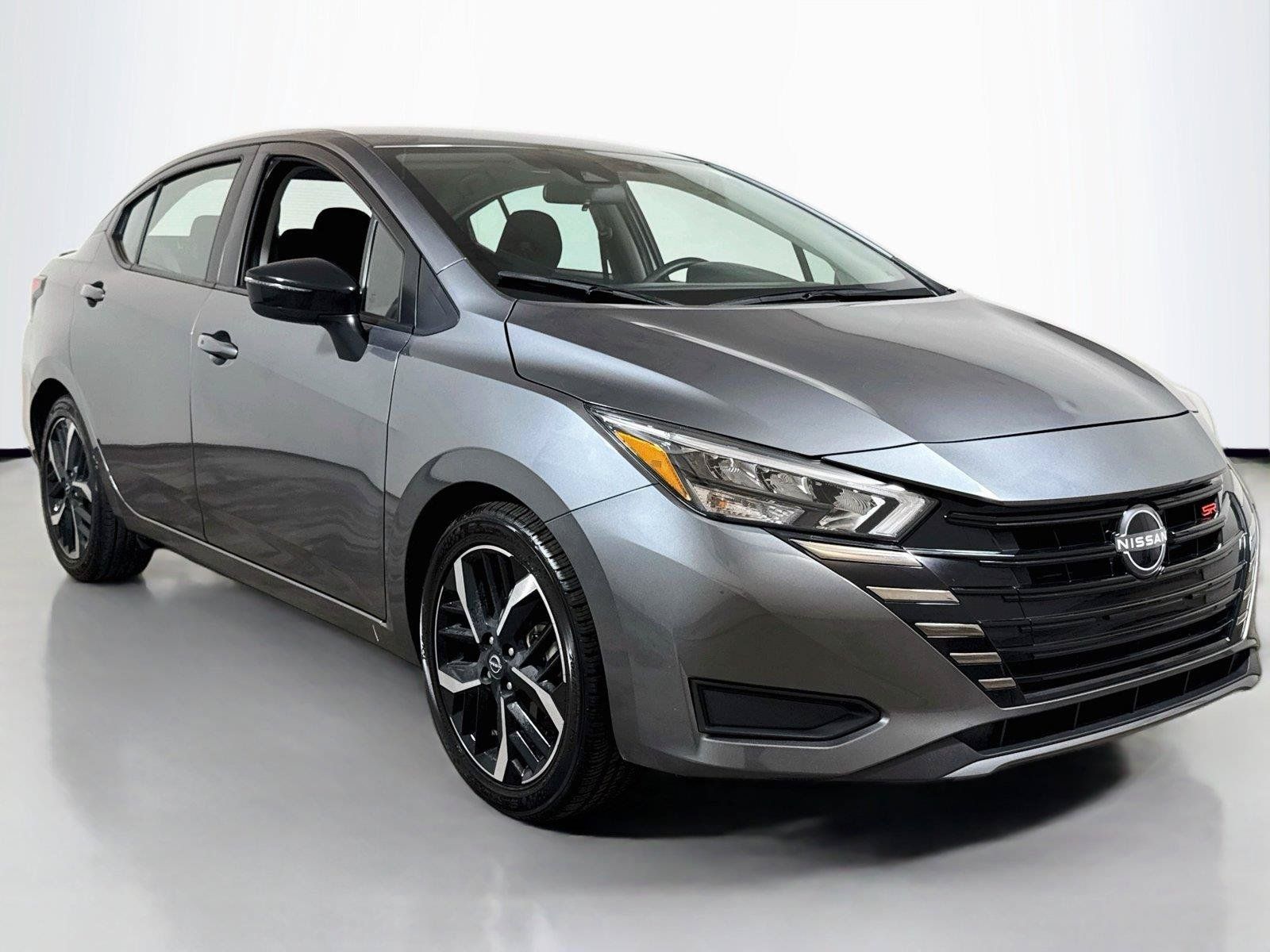 Used 2025 Nissan Versa SR FWD image 3