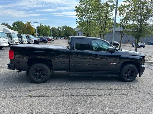 Used 2017 Chevrolet Silverado 1500 LT w/ Midnight Edition AWD/4WD image 6