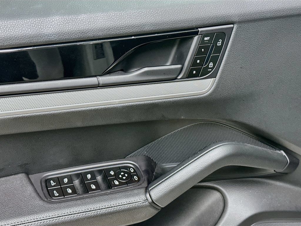 Certified 2025 Porsche Cayenne AWD/4WD image 19