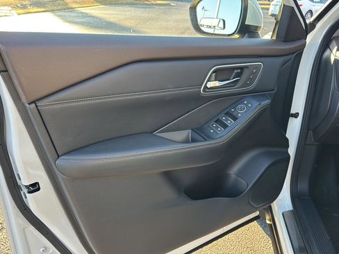 Used 2021 Nissan Rogue Platinum image 14