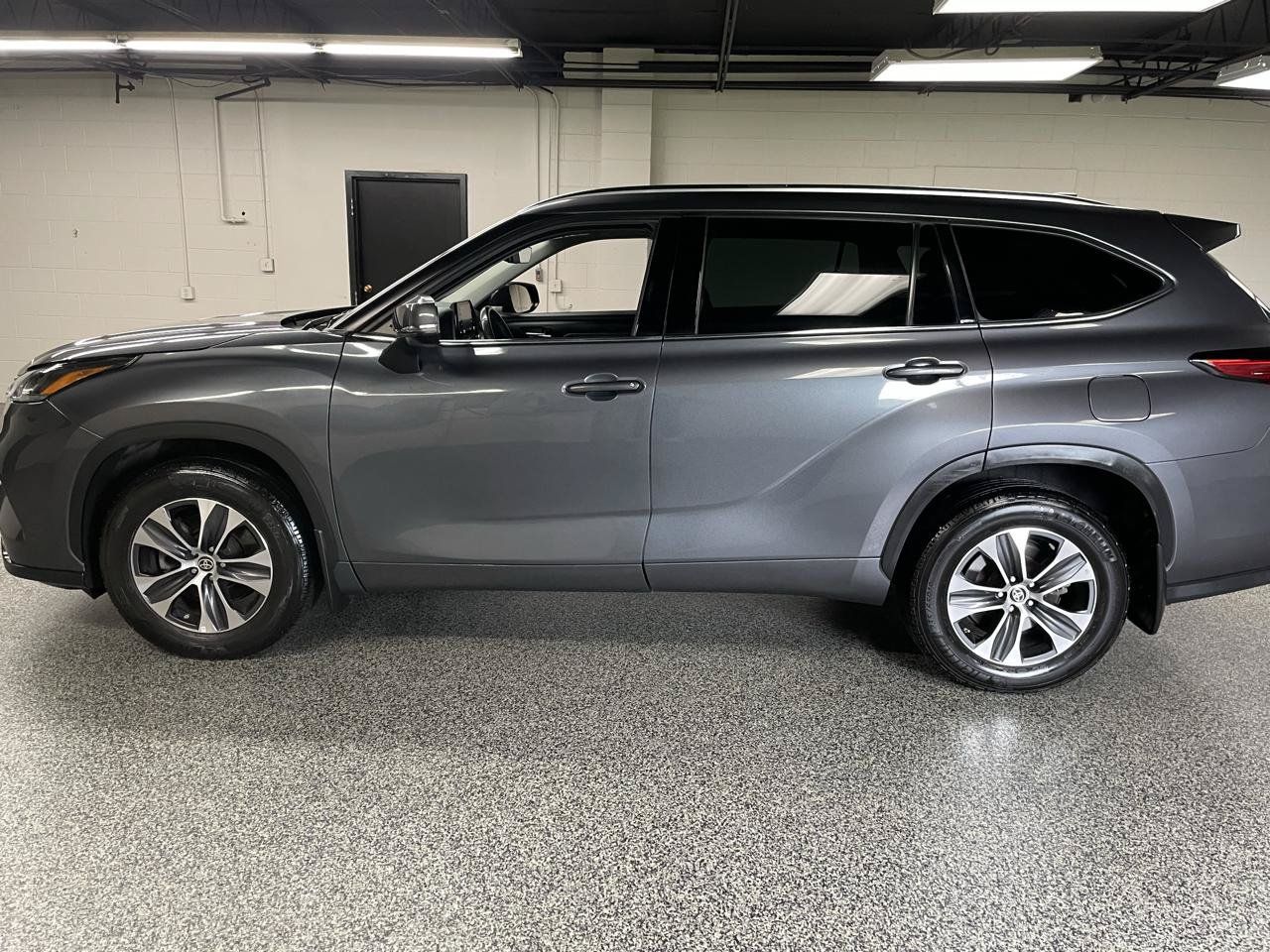 Used 2021 Toyota Highlander XLE AWD/4WD image 9