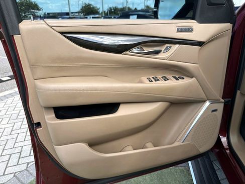 Used 2019 Cadillac Escalade Platinum RWD image 18