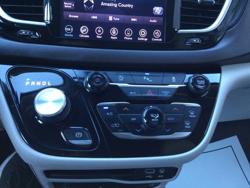 Used 2020 Chrysler Pacifica Touring-L Plus FWD image 15