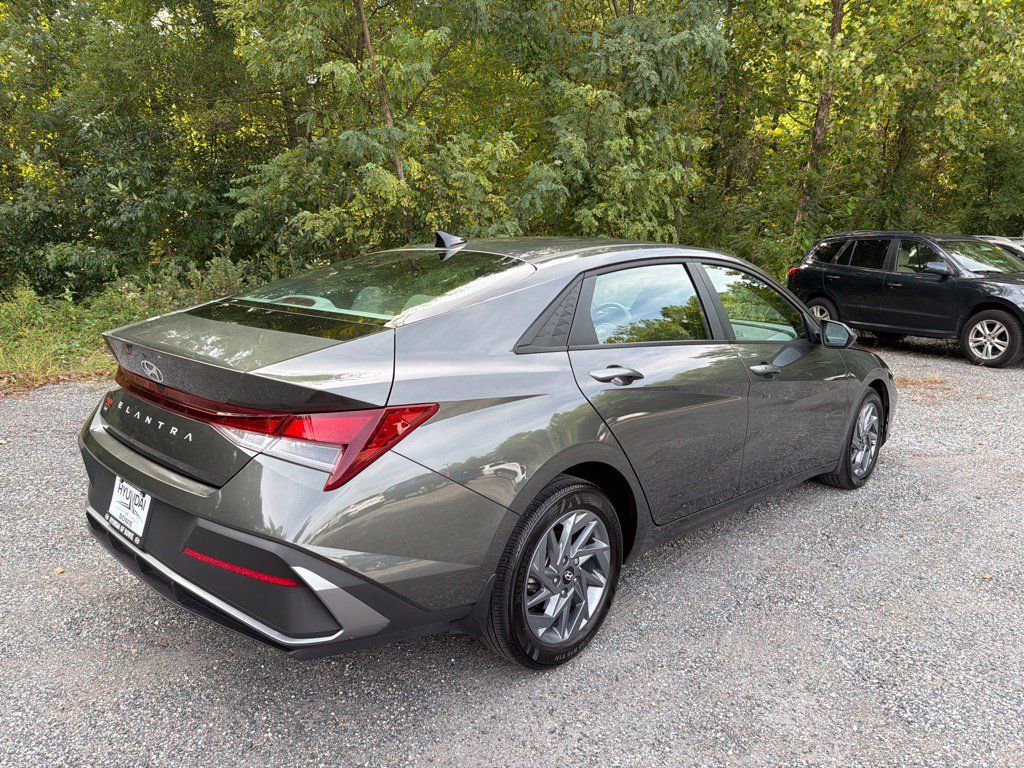 Used 2024 Hyundai Elantra SEL FWD image 6