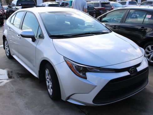 Used 2025 Toyota Corolla LE FWD image 2