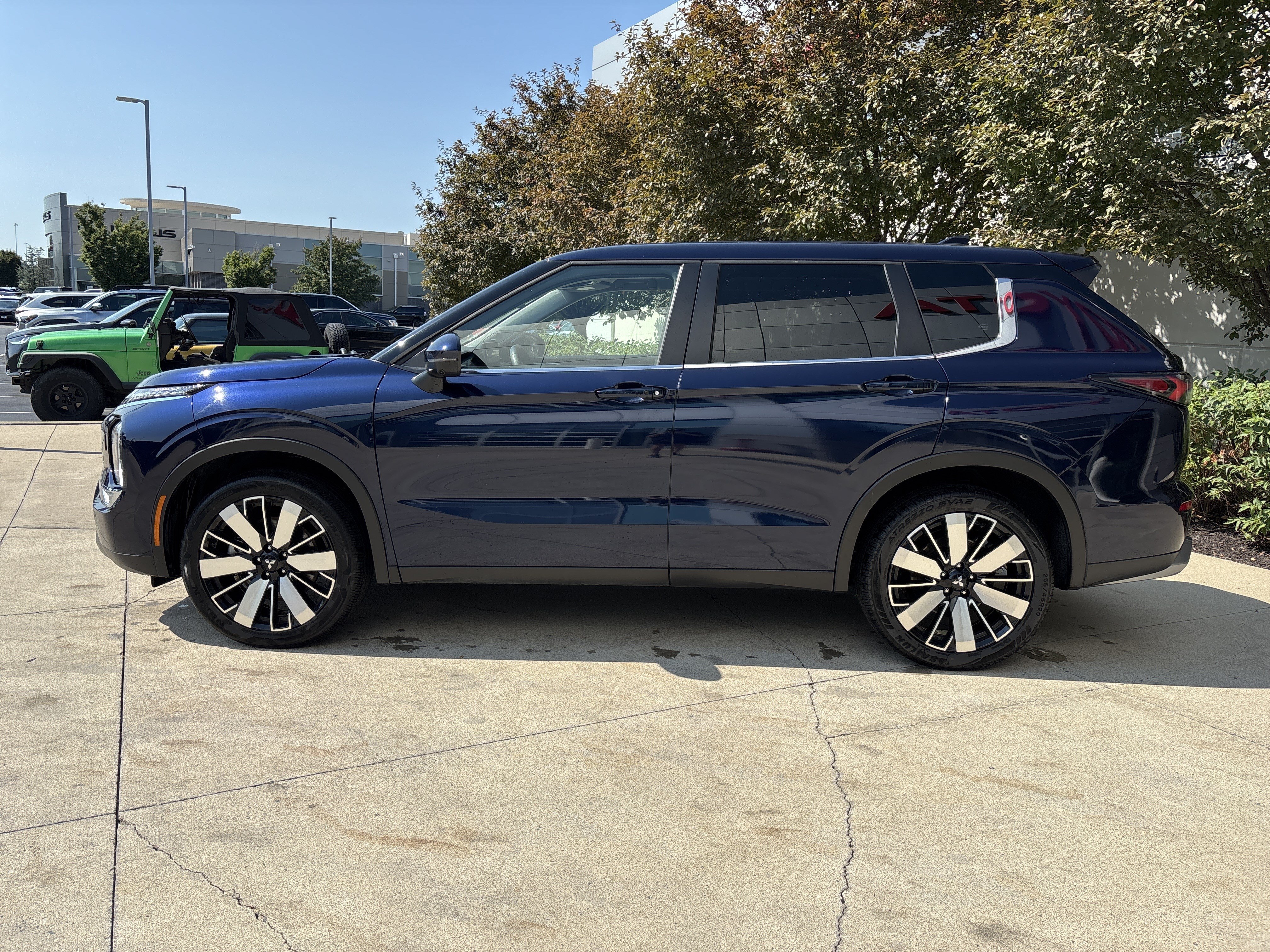 Used 2025 Mitsubishi Outlander SE AWD/4WD image 8