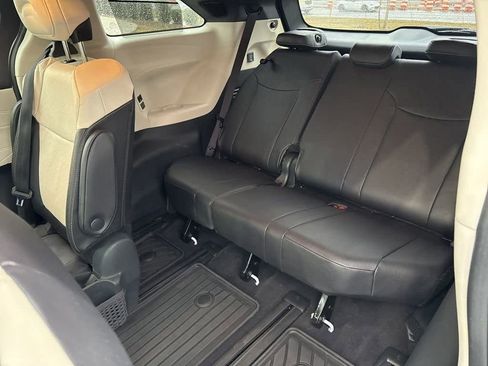 Used 2025 Toyota Sienna Limited image 16
