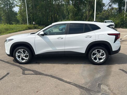 Used 2024 Chevrolet Trax LS w/ LS Convenience Package FWD image 2