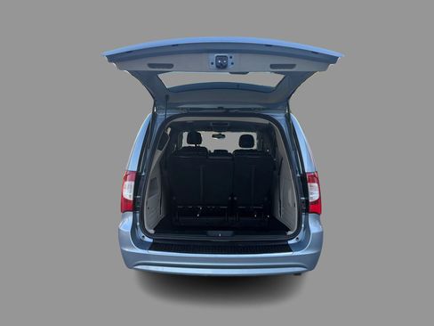Used 2013 Chrysler Town & Country Touring FWD image 15