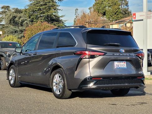 Certified 2021 Toyota Sienna XSE image 8