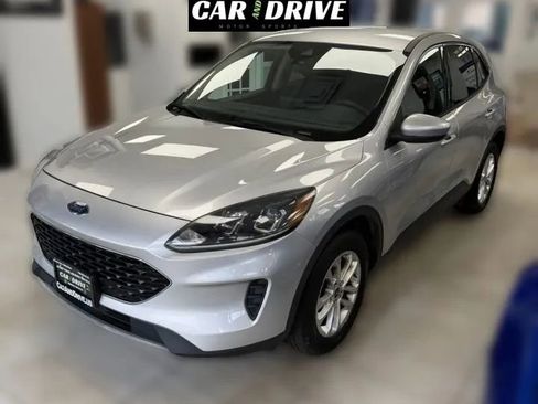 Used 2020 Ford Escape SE image 1