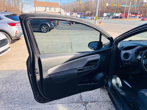 Used 2015 Toyota Yaris L image 17