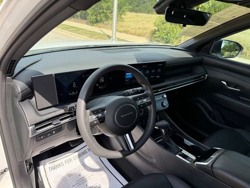 Certified 2025 Hyundai Santa Cruz SEL FWD image 13