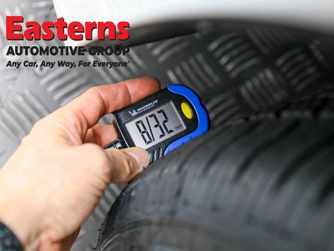 Used 2023 Chrysler Pacifica Touring-L image 28