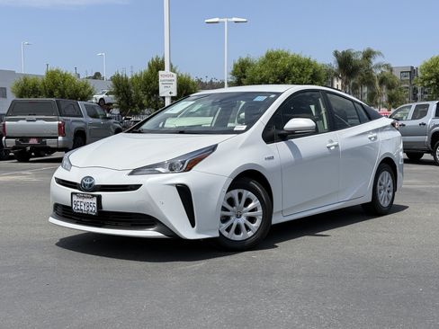 Certified 2022 Toyota Prius LE FWD image 2