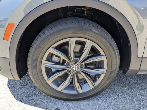 Used 2022 Volkswagen Tiguan SE AWD/4WD image 17