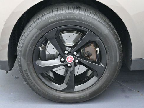 Used 2017 Jaguar F-PACE Premium image 37